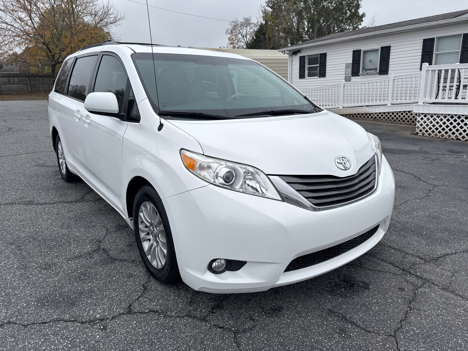 2012 Toyota Sienna XLE's photo