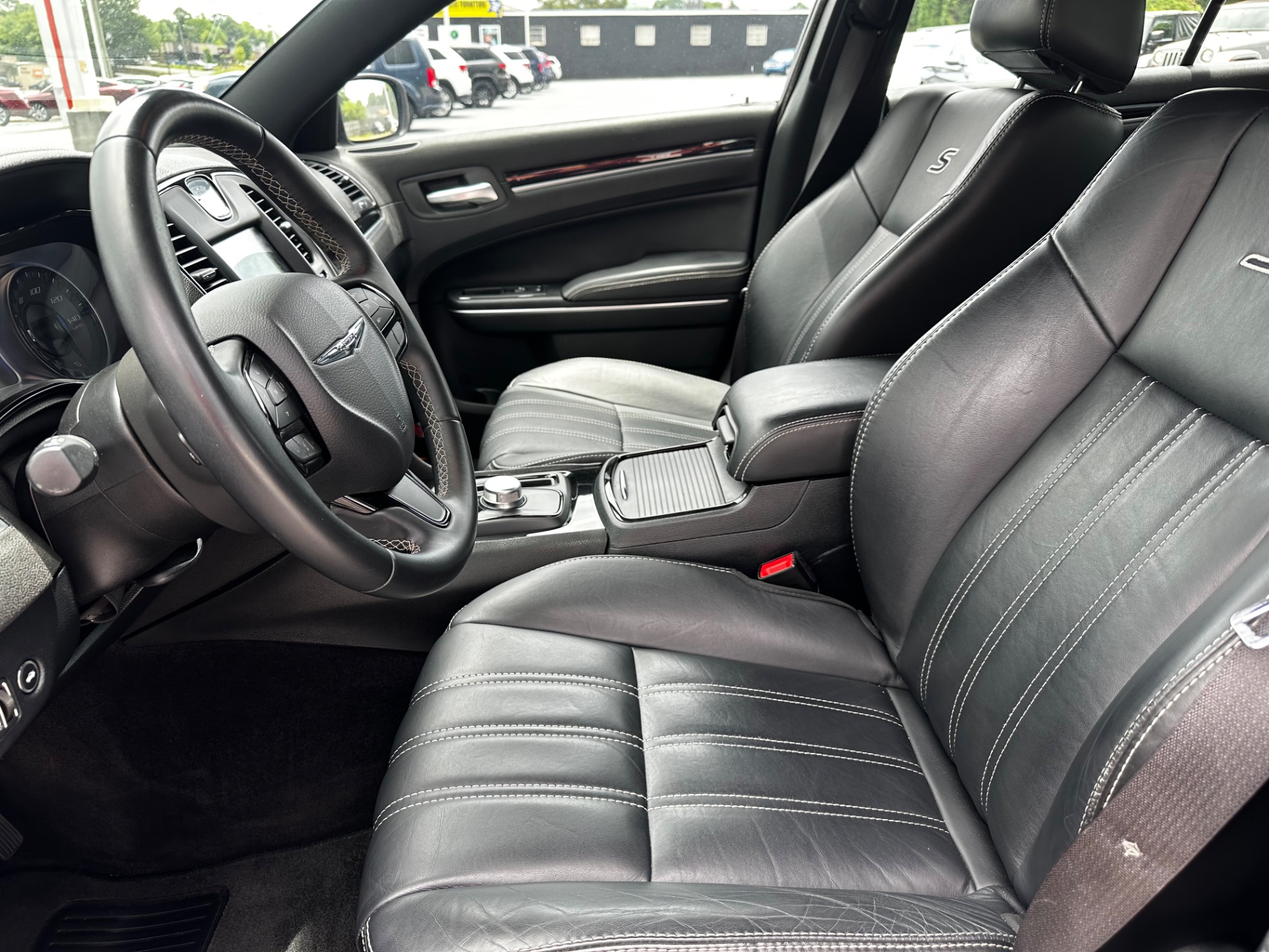 2017 Chrysler 300 photo 6