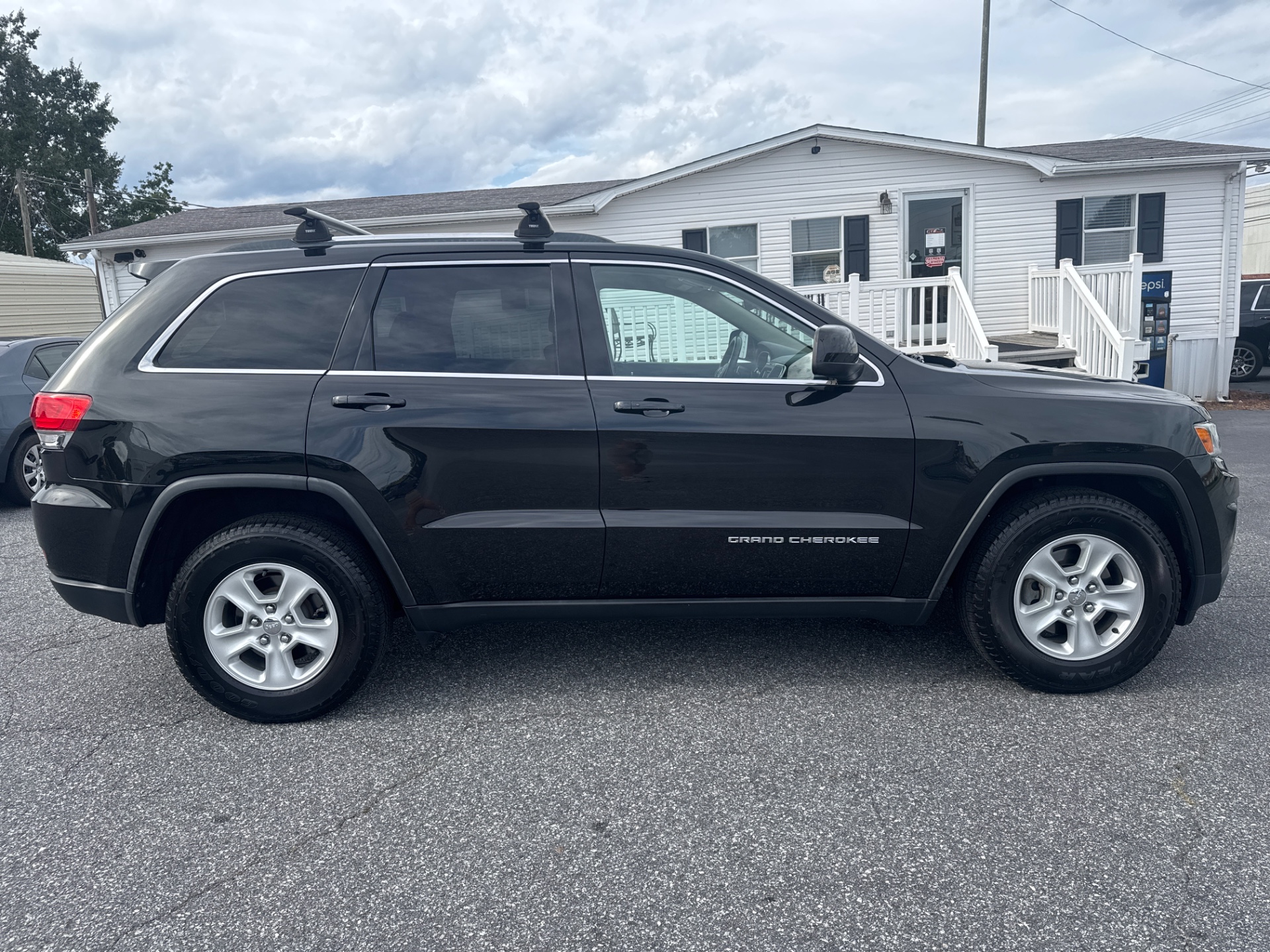 2014 Jeep Grand Cherokee Laredo photo 2