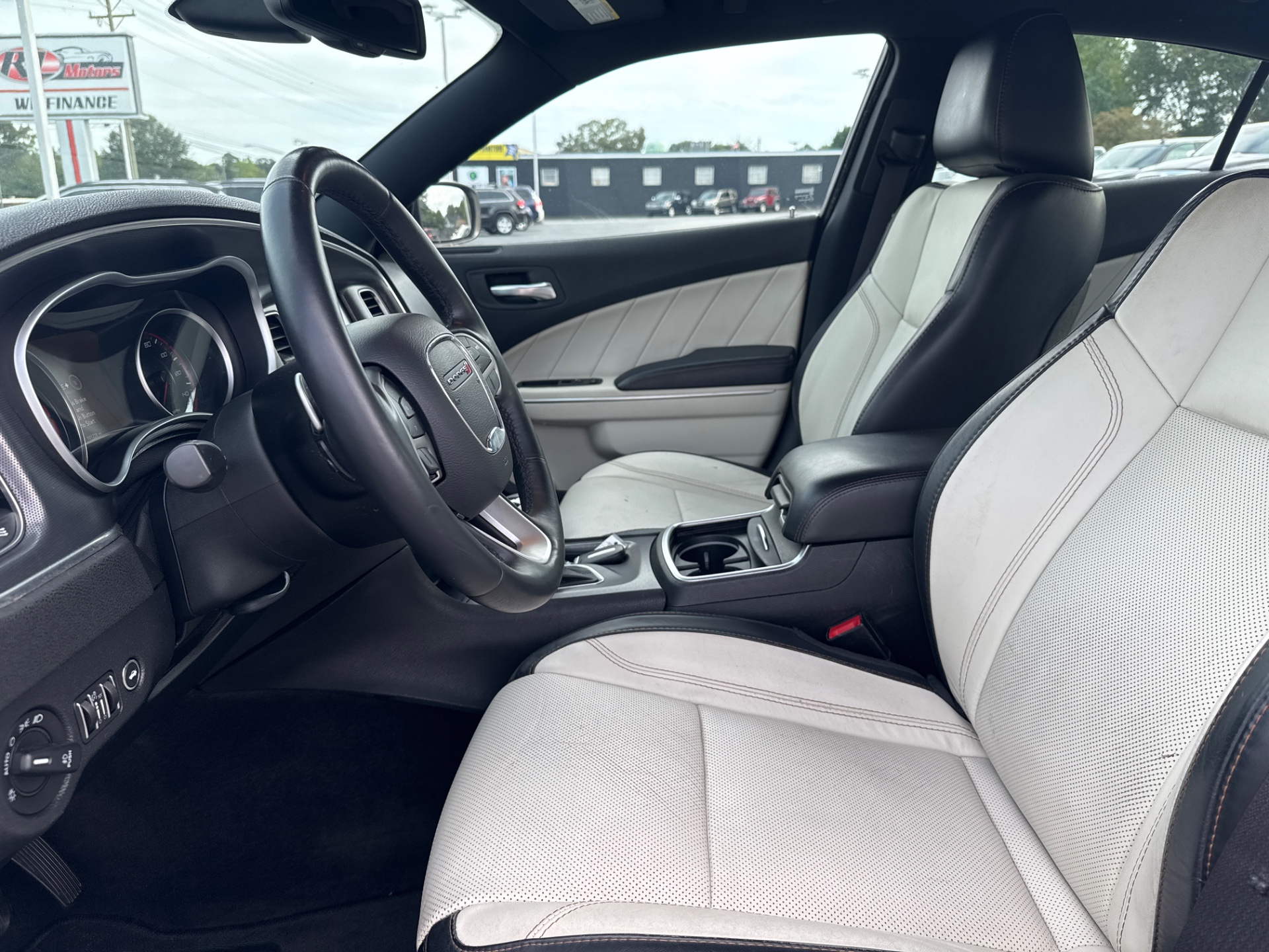 2015 Dodge Charger SXT photo 6