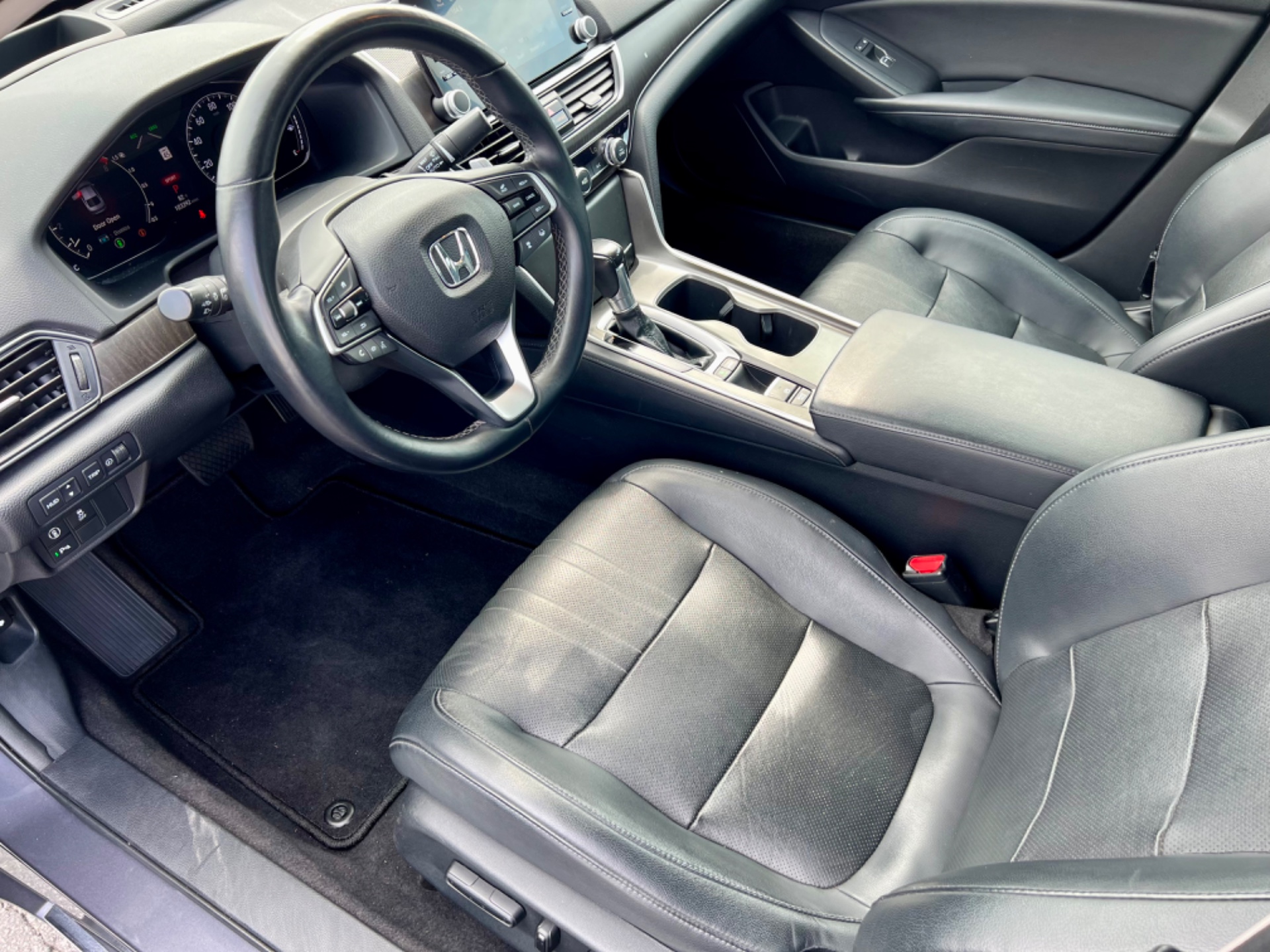 2018 Honda Accord Touring 1.5T photo 6