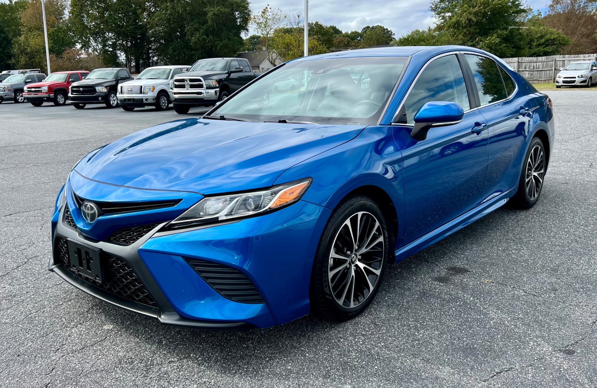 2018 Toyota Camry SE XLE photo 2