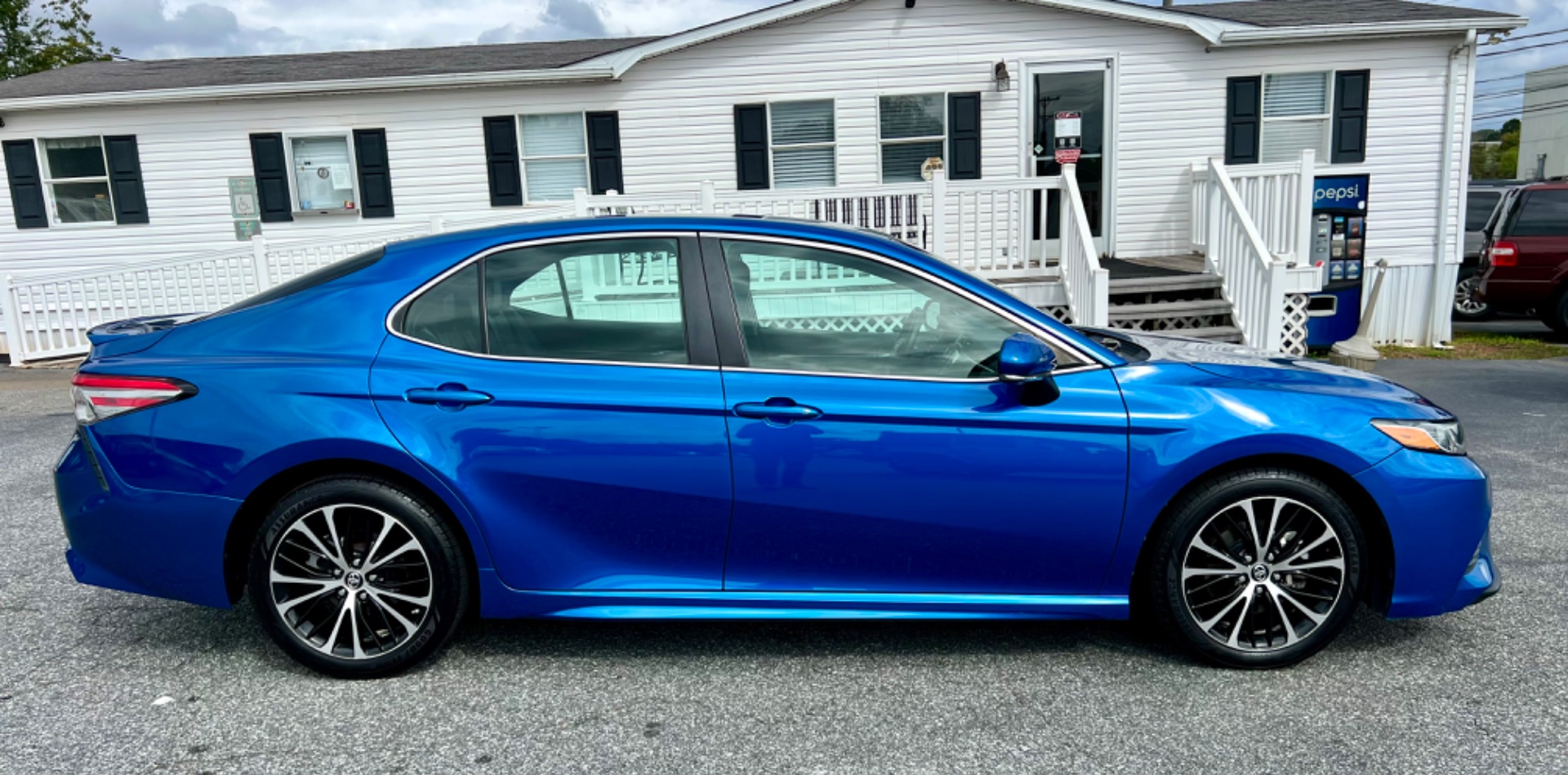 2018 Toyota Camry SE XLE photo 4