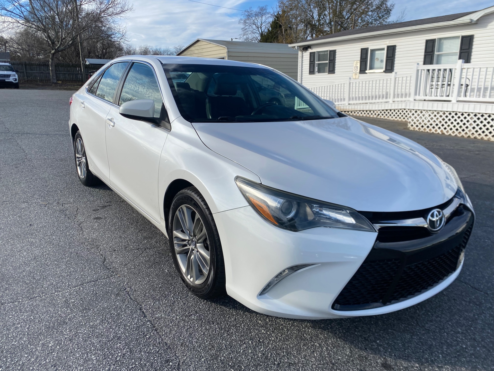 2017 Toyota Camry SE's photo