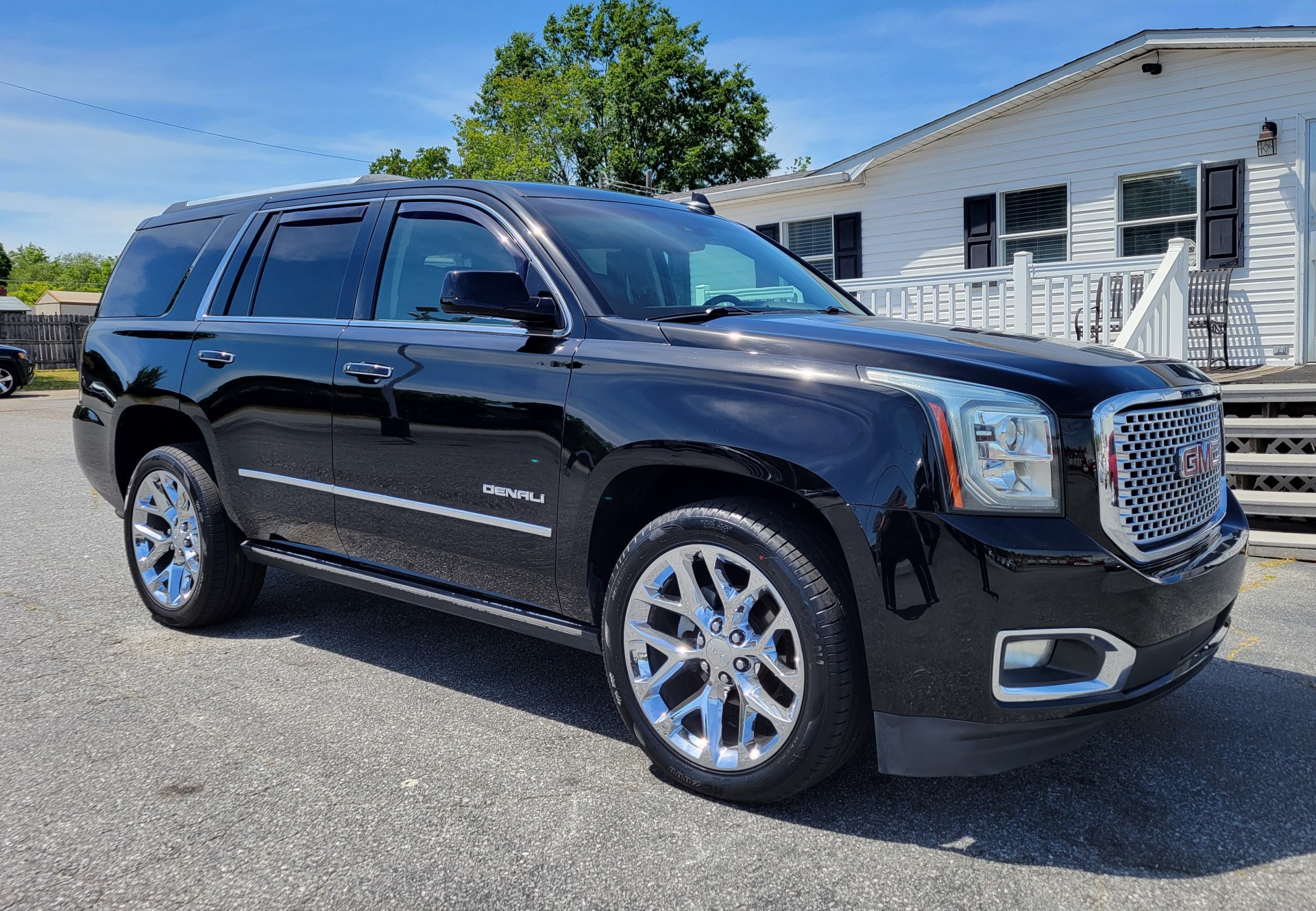 2016 GMC Yukon 4WD Denali's photo
